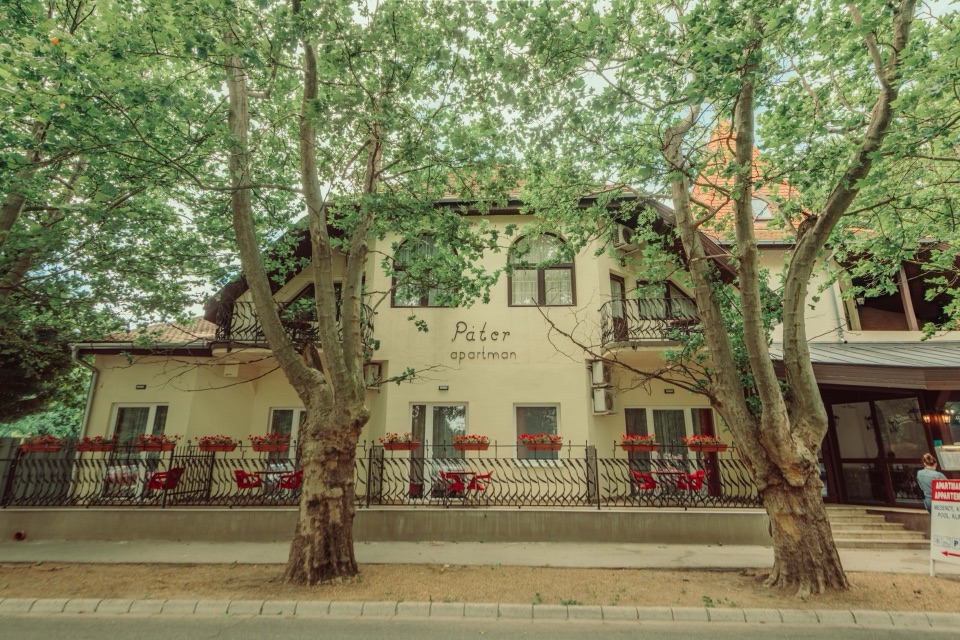 A Páter Apartmanok kertje és medencéje Siófokon